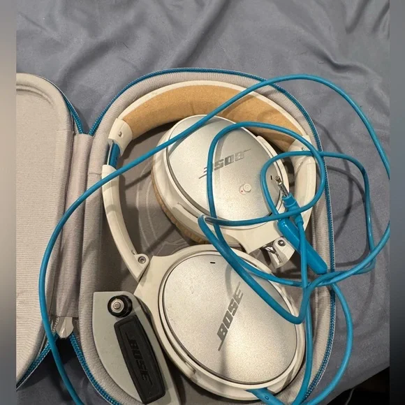 Bose Silver and White Over-Ear Headphones - Picture 2 of 6